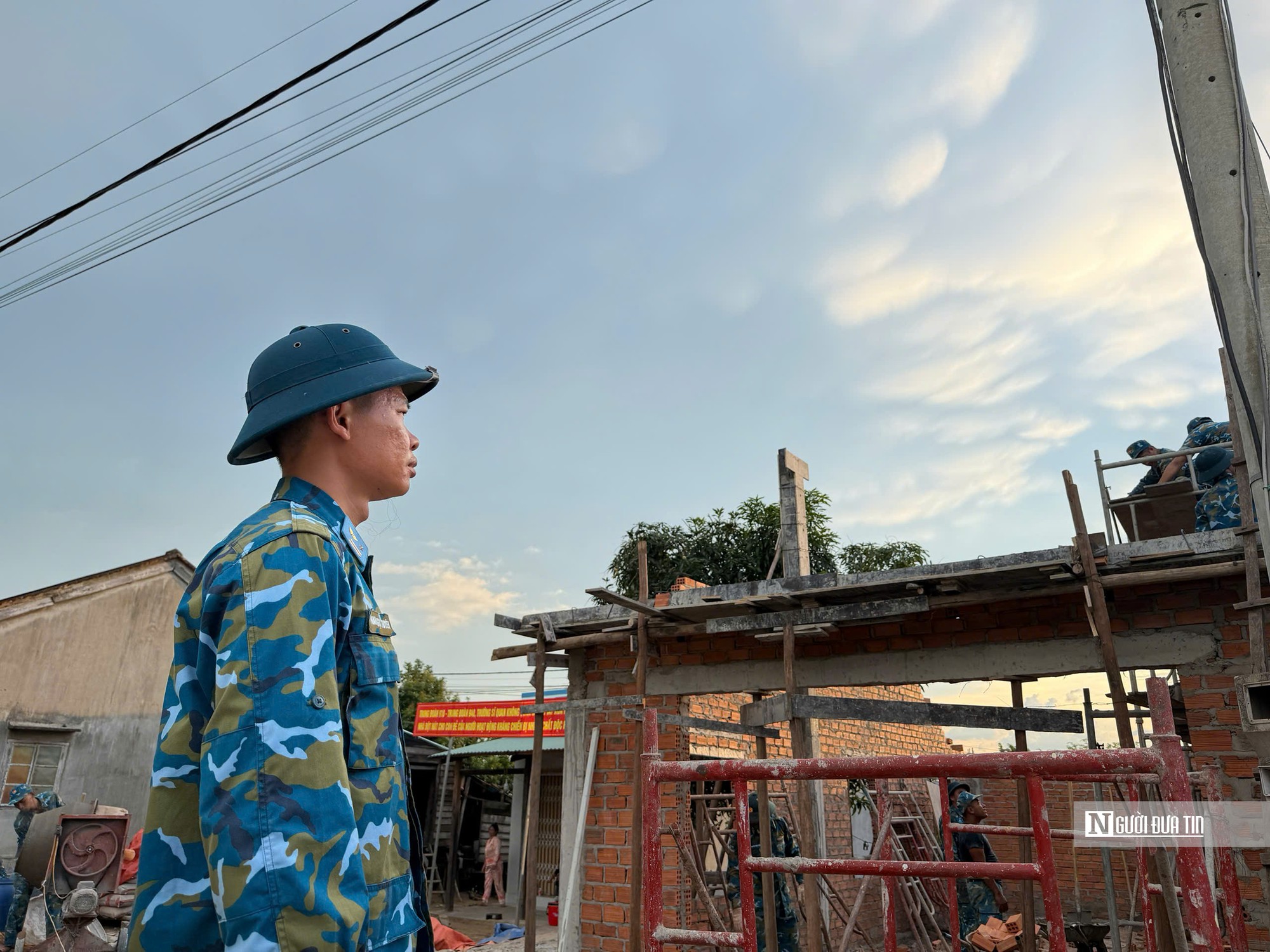 Những “người thợ không chuyên” dựng mái ấm mới tri ân gia đình chính sách - Ảnh 1.