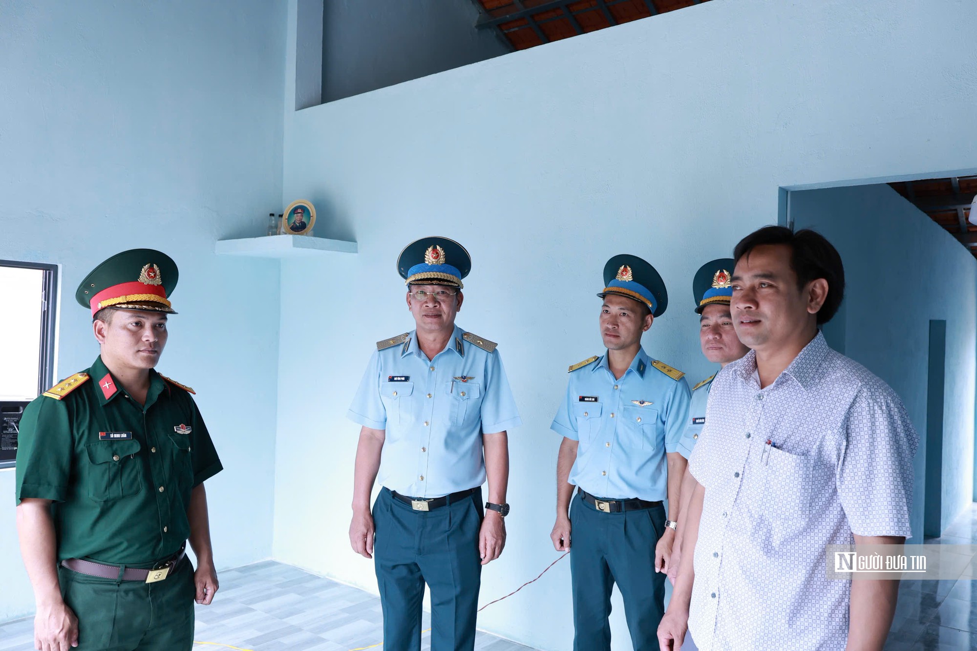 Những “người thợ không chuyên” dựng mái ấm mới tri ân gia đình chính sách - Ảnh 4.