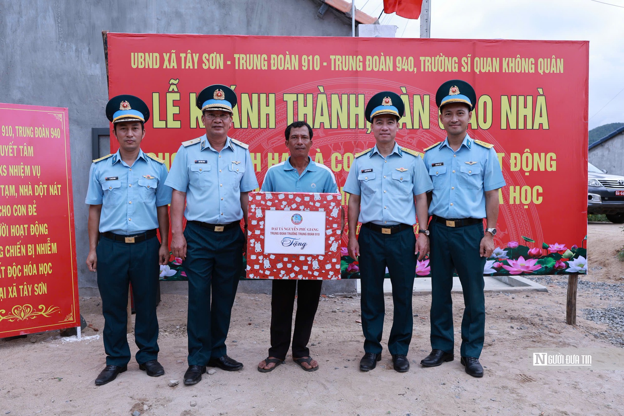 Những “người thợ không chuyên” dựng mái ấm mới tri ân gia đình chính sách - Ảnh 6.