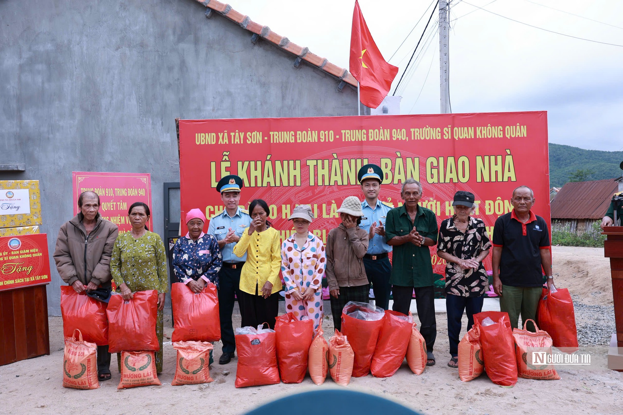 Những “người thợ không chuyên” dựng mái ấm mới tri ân gia đình chính sách - Ảnh 7.