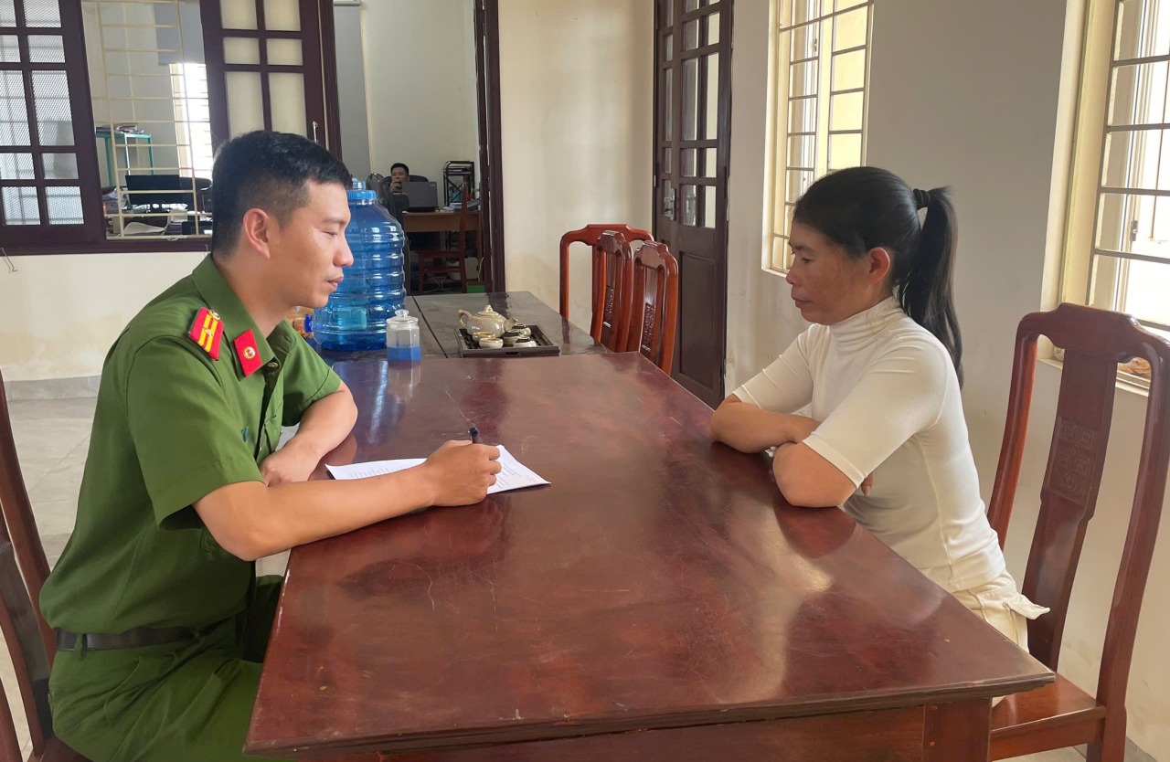 Đối tượng truy nã đặc biệt Nguyễn Thị Thanh Nga ra đầu thú- Ảnh 1.