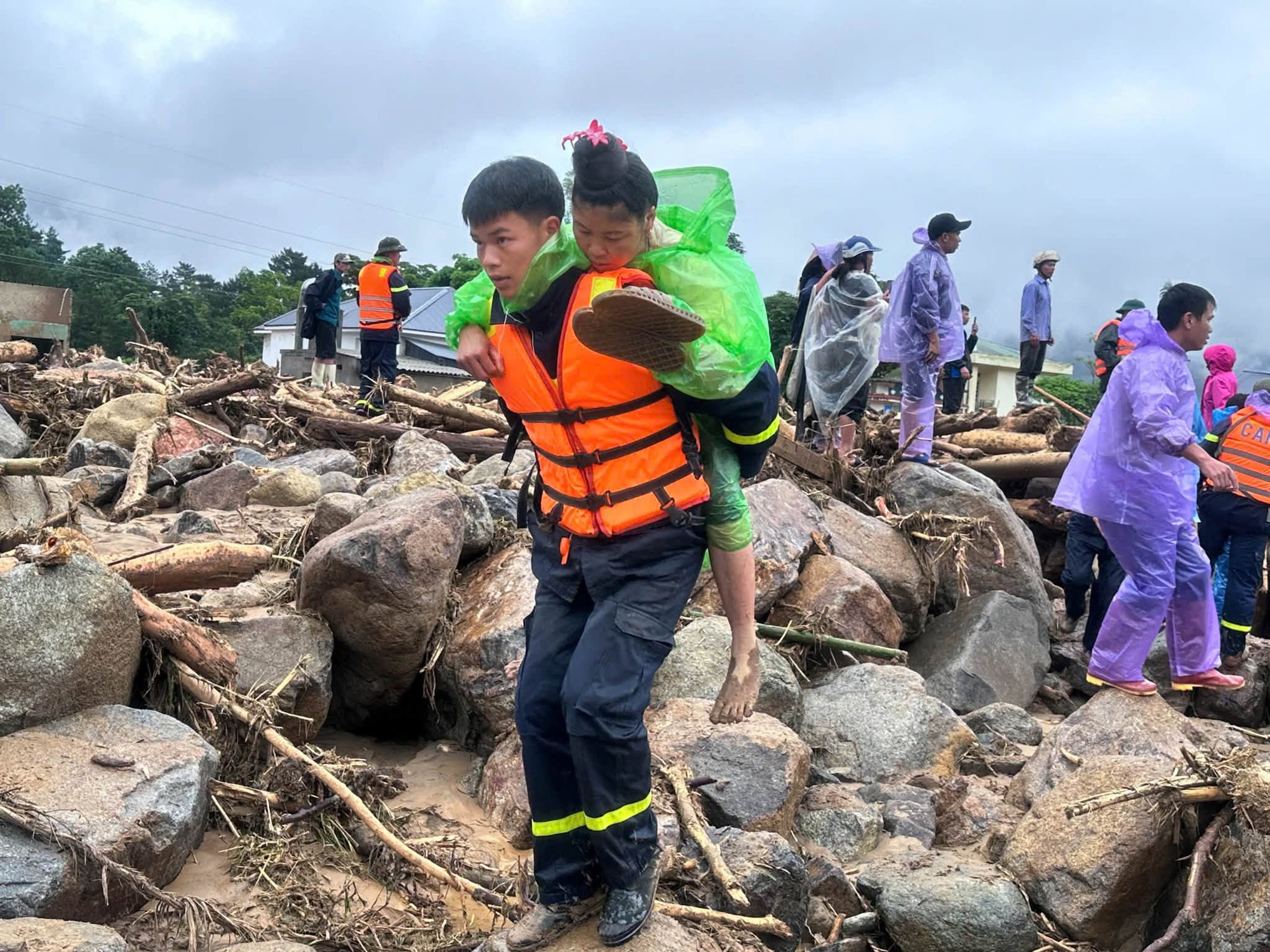 Lai Ch&acirc;u oằn m&igrave;nh trong mưa lũ: 5 người chết, 9 người mất t&iacute;ch, nguy cơ thi&ecirc;n tai vẫn rất cao - Ảnh 1.