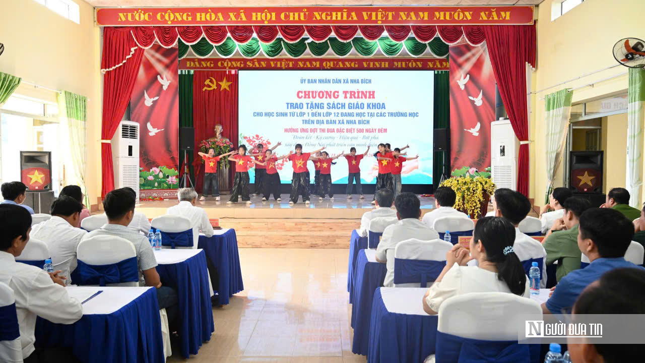 Mỗi bộ sách trao đi, thêm một ước mơ đến trường- Ảnh 1.