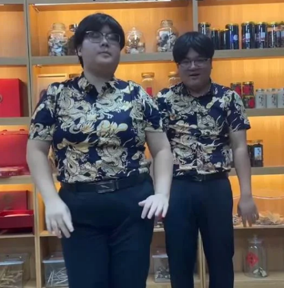 Cặp vợ chồng trẻ giống nhau như