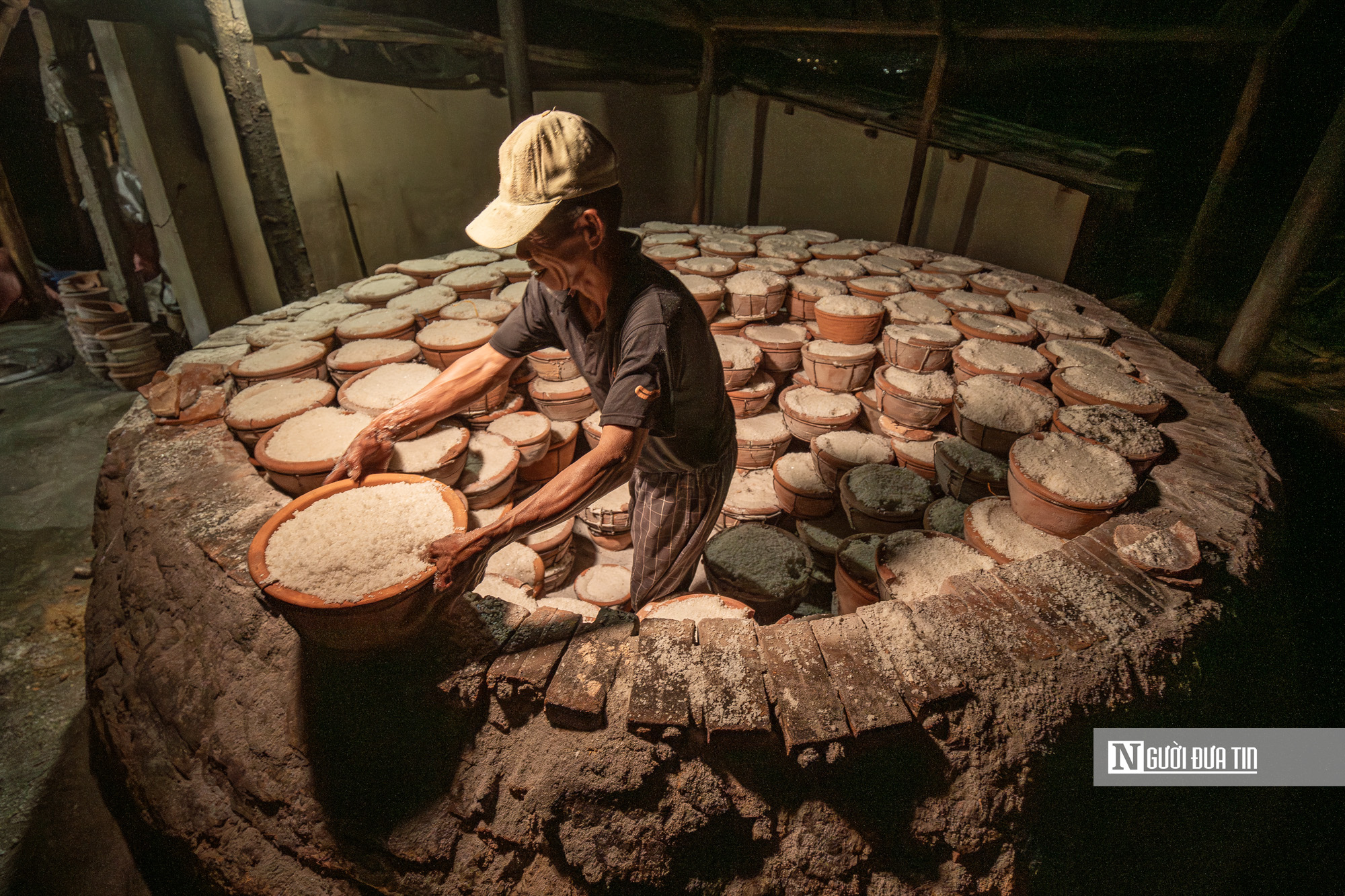 Trắng đêm “giữ lửa” nghề hầm muối truyền thống 150 năm - Ảnh 2.