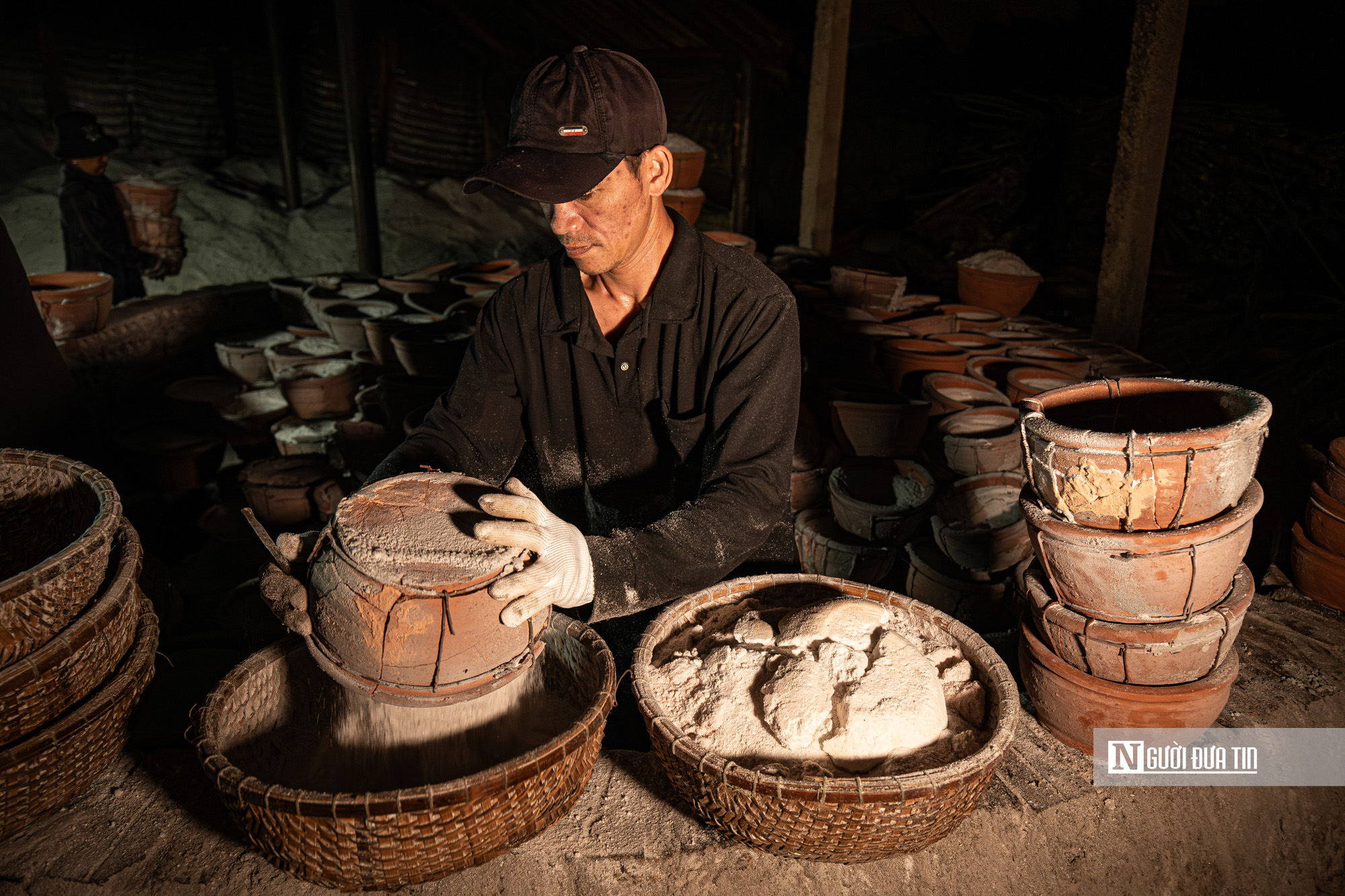 Trắng đêm “giữ lửa” nghề hầm muối truyền thống 150 năm - Ảnh 3.