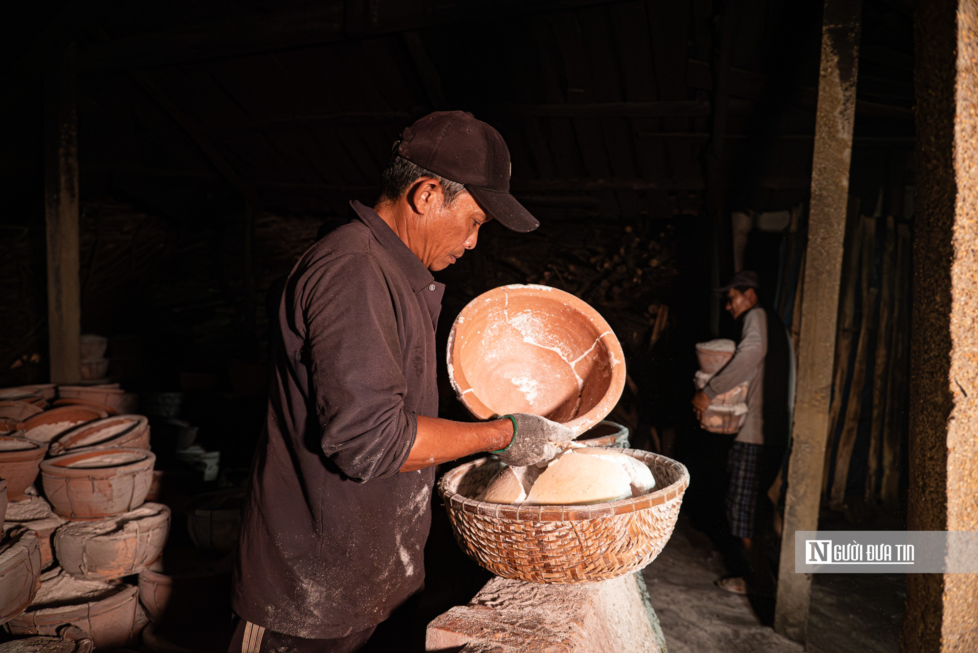 Trắng đêm “giữ lửa” nghề hầm muối truyền thống 150 năm - Ảnh 5.