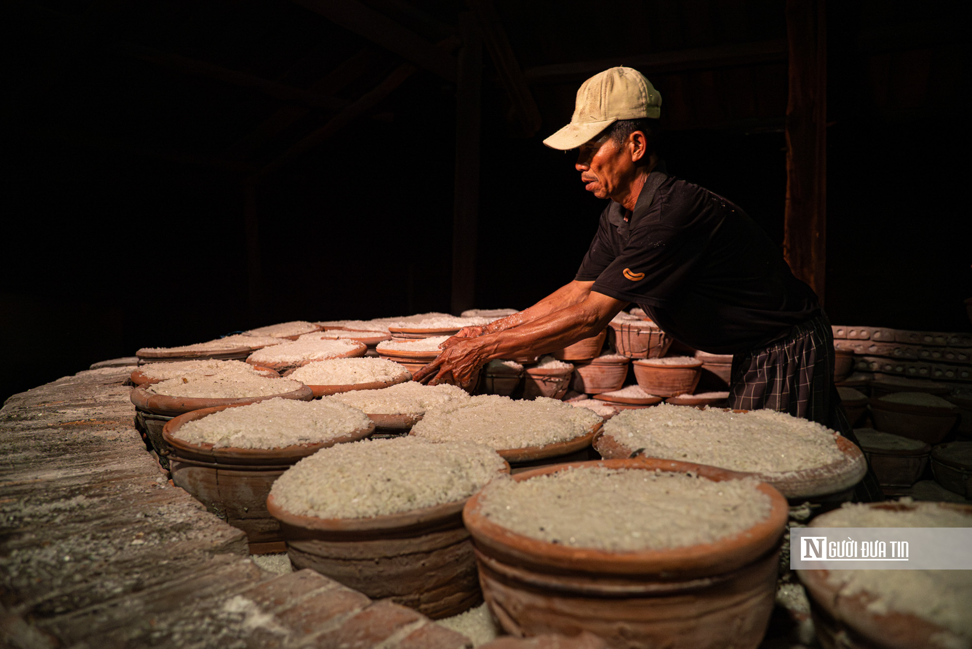 Trắng đêm “giữ lửa” nghề hầm muối truyền thống 150 năm - Ảnh 9.