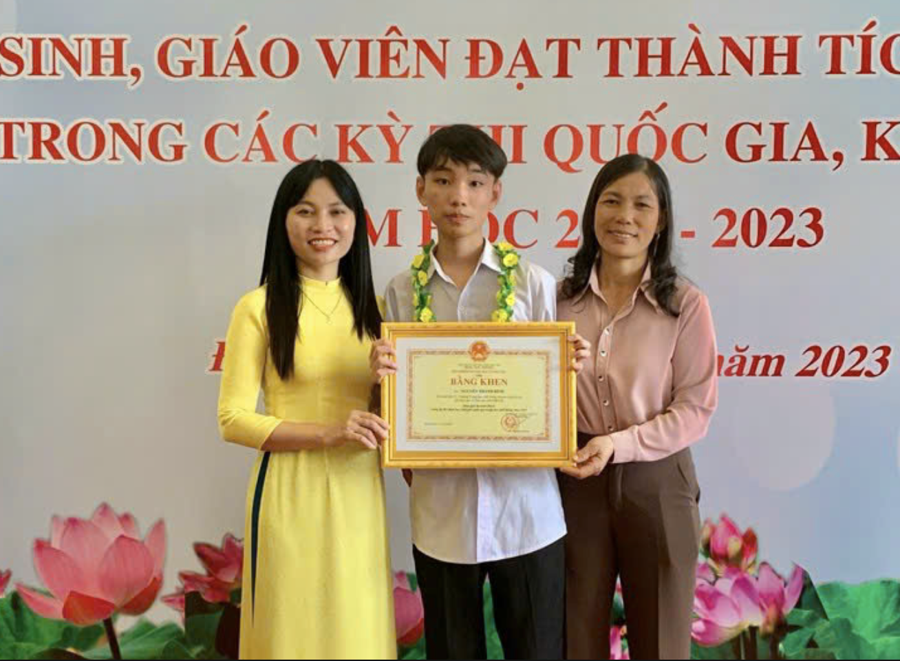 Thủ khoa C00 h&eacute; lộ l&agrave; sinh vi&ecirc;n Học viện Ngoại giao, thi lại để x&eacute;t học sư phạm - Ảnh 3.