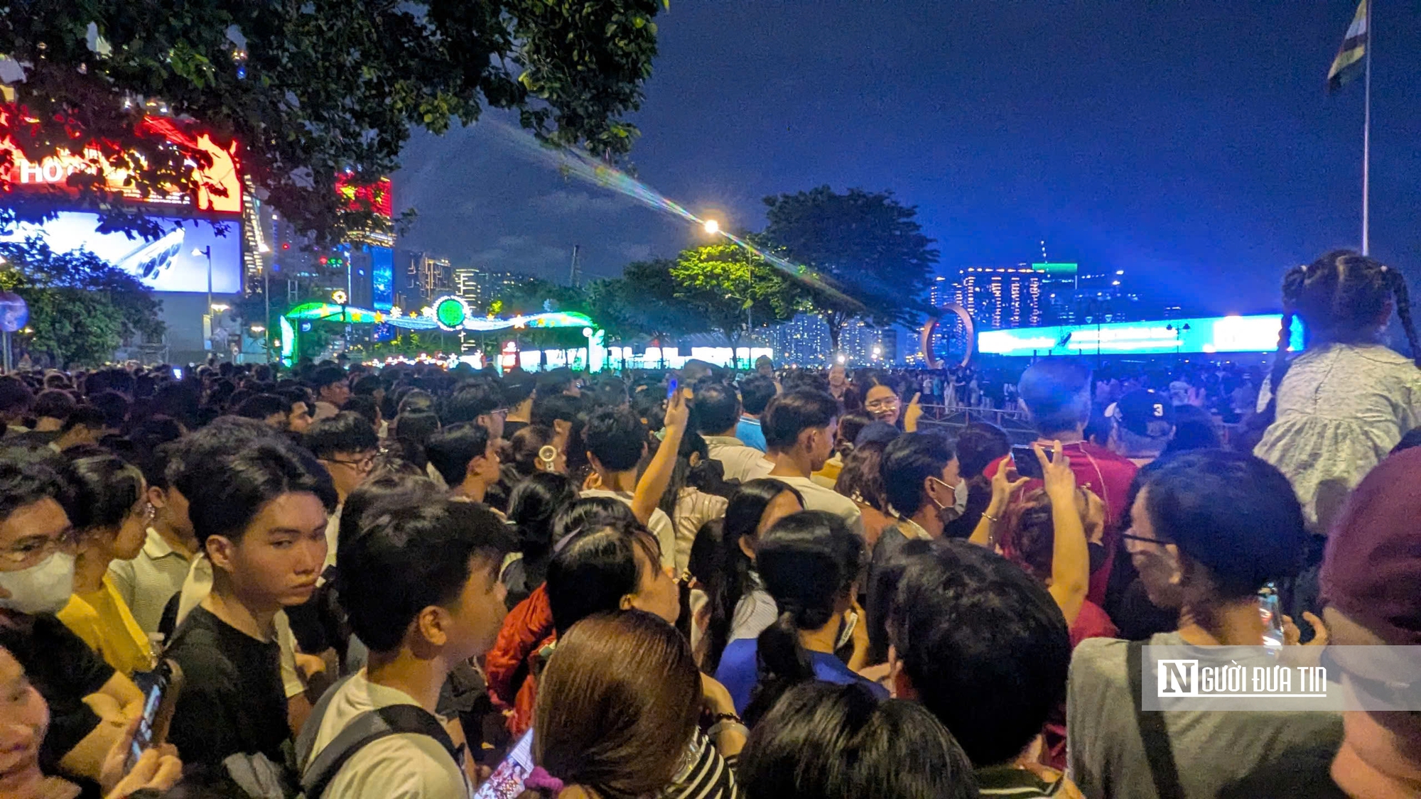 Pháo hoa rực sáng bầu trời Tp.HCM trong đêm kỷ niệm 50 năm thành phố mang tên Bác- Ảnh 3.