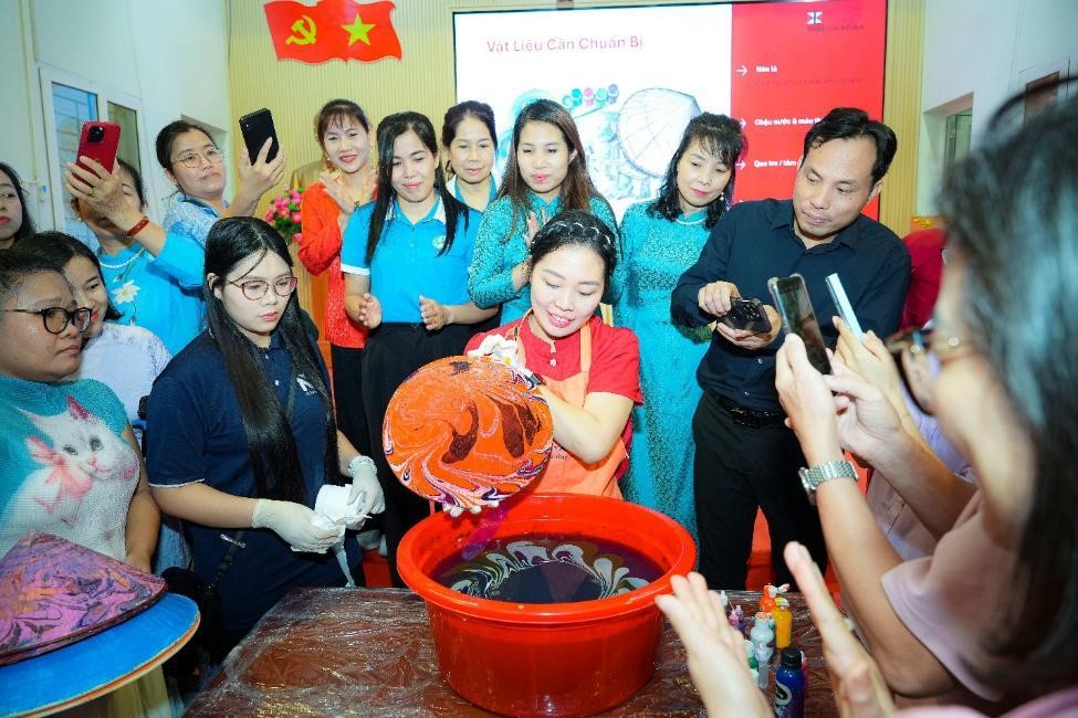 Coca-Cola Việt Nam khởi động dự án thương mại điện tử cho làng nghề - Ảnh 3.