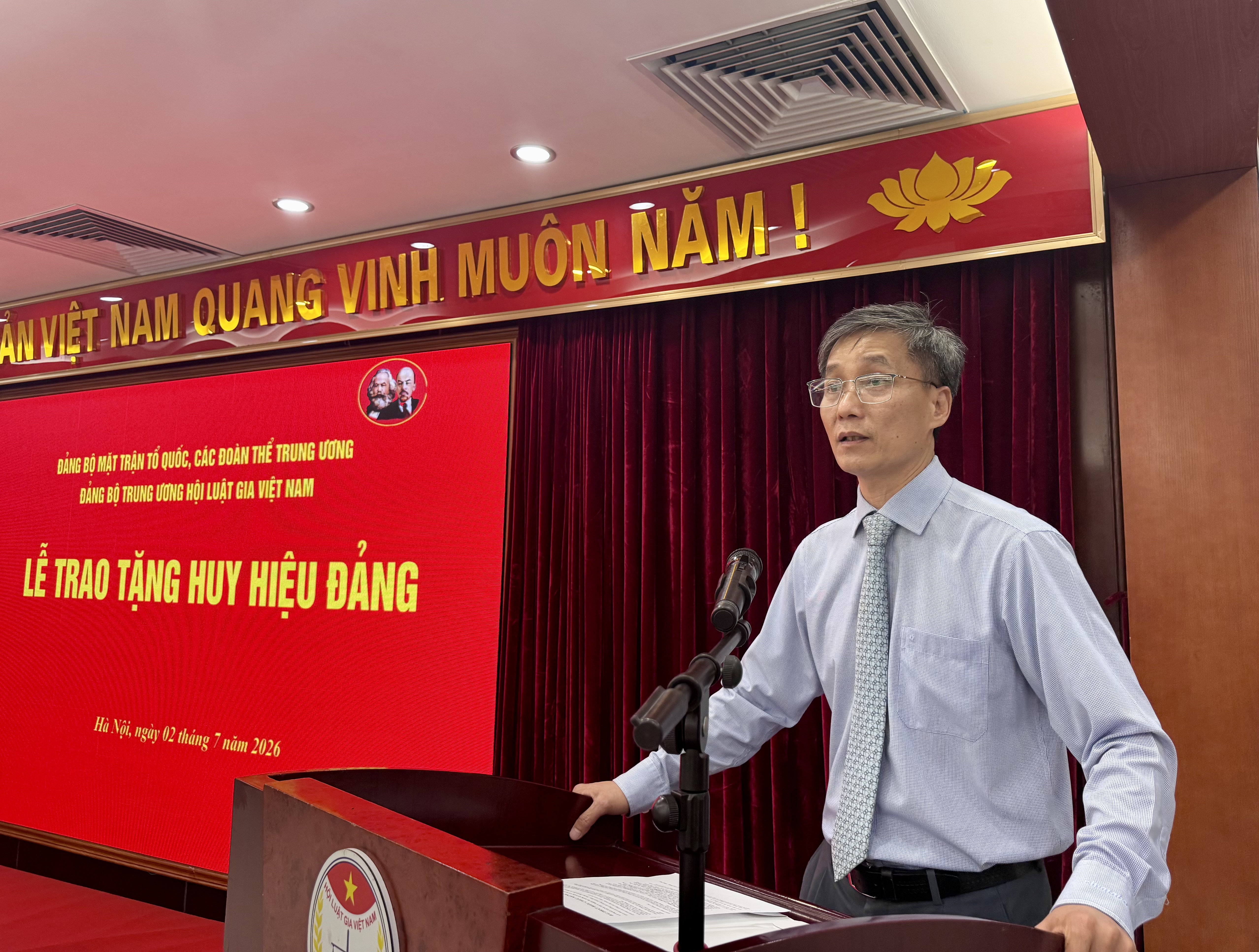 Đảng bộ Trung ương Hội Luật gia Việt Nam trao tặng Huy hiệu Đảng cho các đảng viên- Ảnh 2.