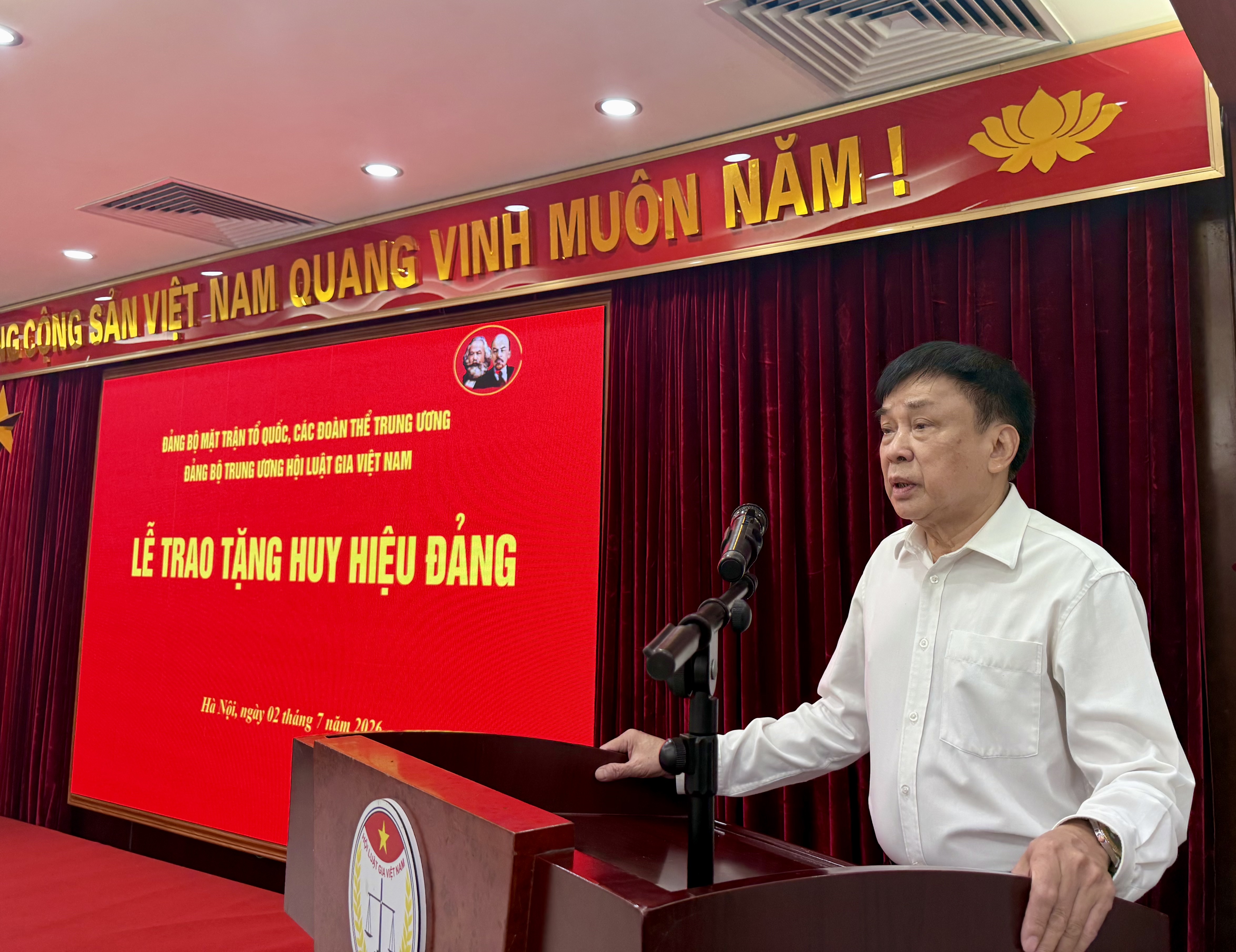 Đảng bộ Trung ương Hội Luật gia Việt Nam trao tặng Huy hiệu Đảng cho các đảng viên- Ảnh 3.
