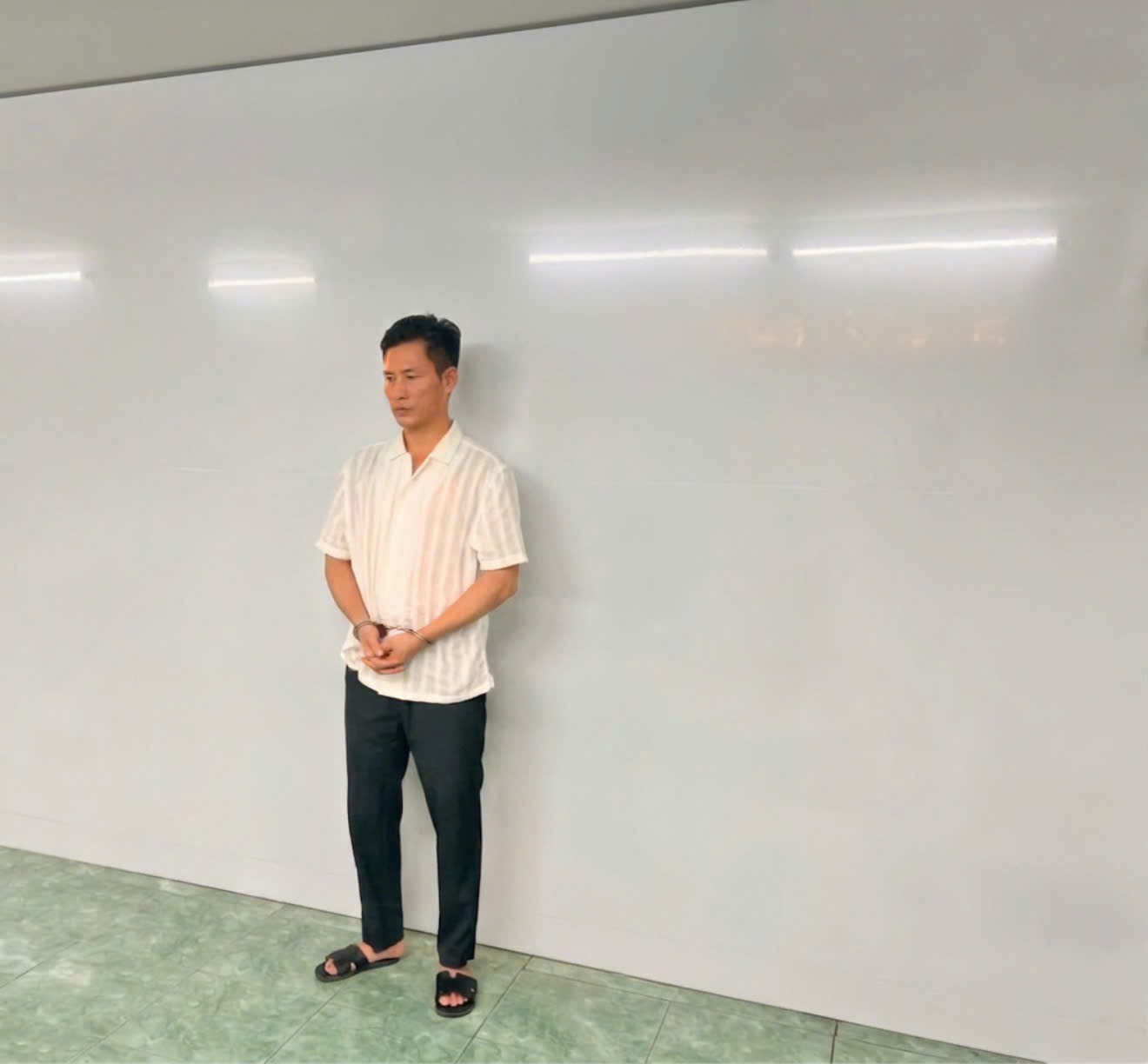 Tạm giam người đàn ông dùng ly thủy tinh đánh nữ nhân viên quán karaoke- Ảnh 1.