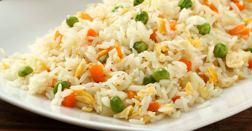 Người đàn ông 50 tuổi suýt tử vong sau khi ăn cơm rang - Ảnh 1.