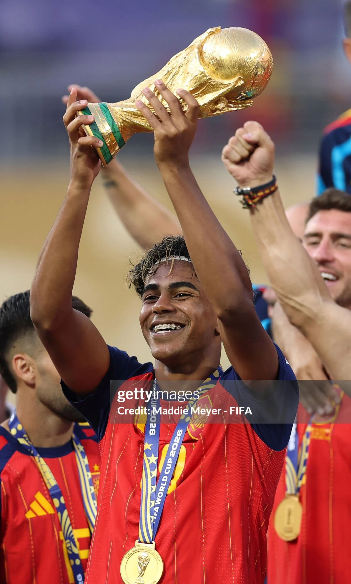 Sau 19 năm, cậu bé 5 tháng tuổi được Messi tắm cho ngày nào, nay đã trở thành