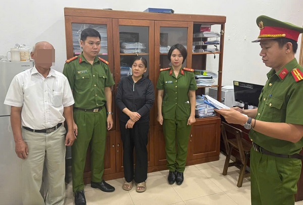 Dựng chuyện mua ki-ốt, l&agrave;m sổ đỏ để lừa vay 835 triệu đồng- Ảnh 1.