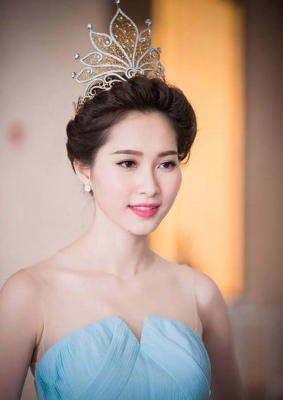 "Hoa hậu của các Hoa hậu": Tuổi 35 làm mẹ 3 con, cuộc sống viên mãn bên chồng doanh nhân - Ảnh 1.