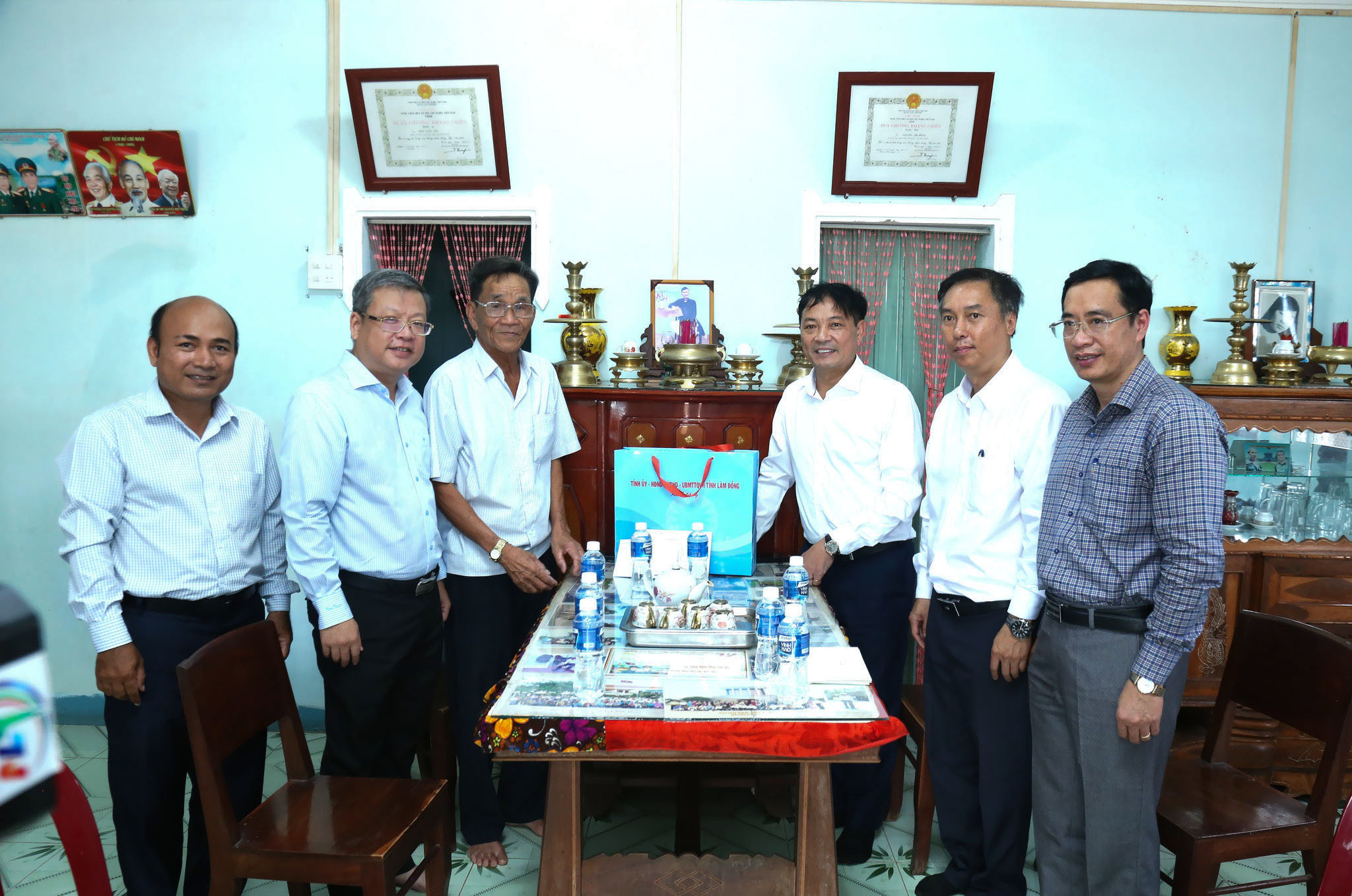 Phó Chủ tịch Thường trực UBND tỉnh Lâm Đồng thăm, tặng quà gia đình người có công - Ảnh 1.