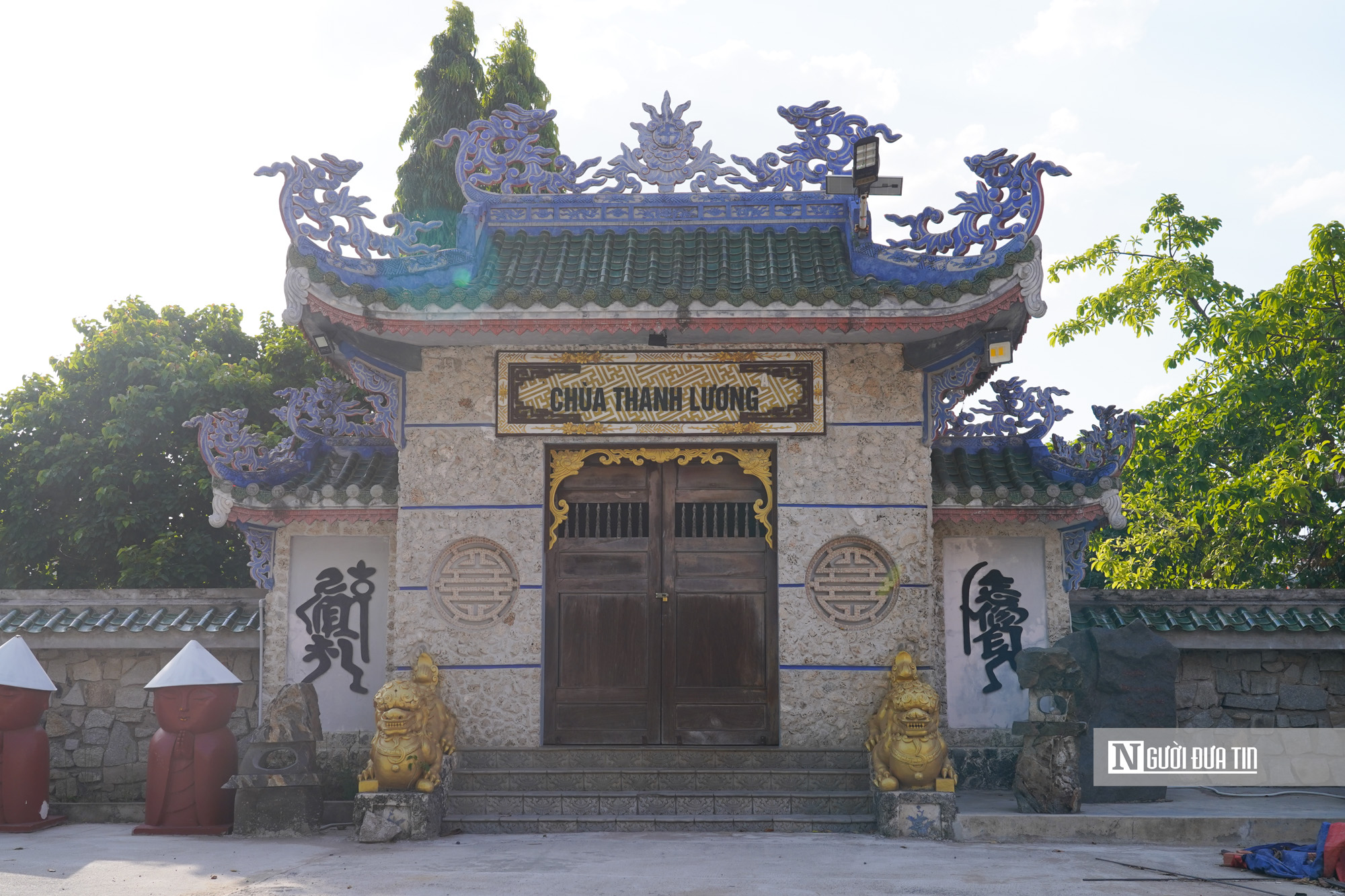 Kỳ b&iacute; chuyện ng&ocirc;i ch&ugrave;a được l&agrave;m bằng san h&ocirc;, vỏ ốc, thờ tượng Quan &Acirc;m dạt từ biển- Ảnh 1.