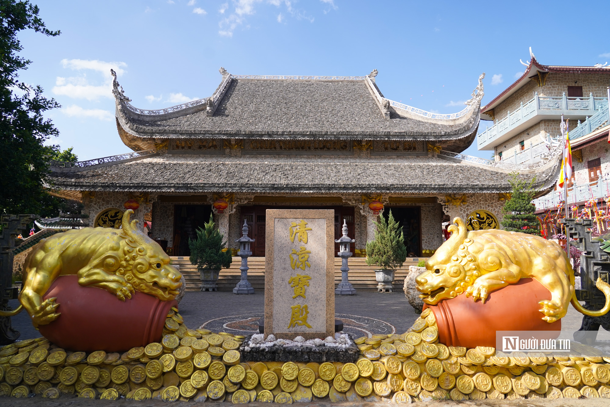 Kỳ b&iacute; chuyện ng&ocirc;i ch&ugrave;a được l&agrave;m bằng san h&ocirc;, vỏ ốc, thờ tượng Quan &Acirc;m dạt từ biển- Ảnh 2.
