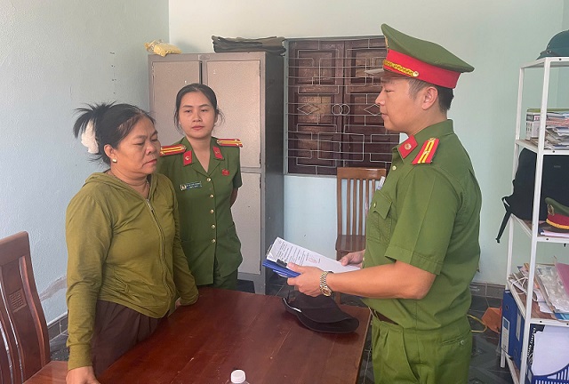 Tin lời "thầy b&oacute;i" lấy lại 10 tỷ đồng bị lừa, người phụ nữ mất th&ecirc;m gần 180 triệu đồng- Ảnh 1.