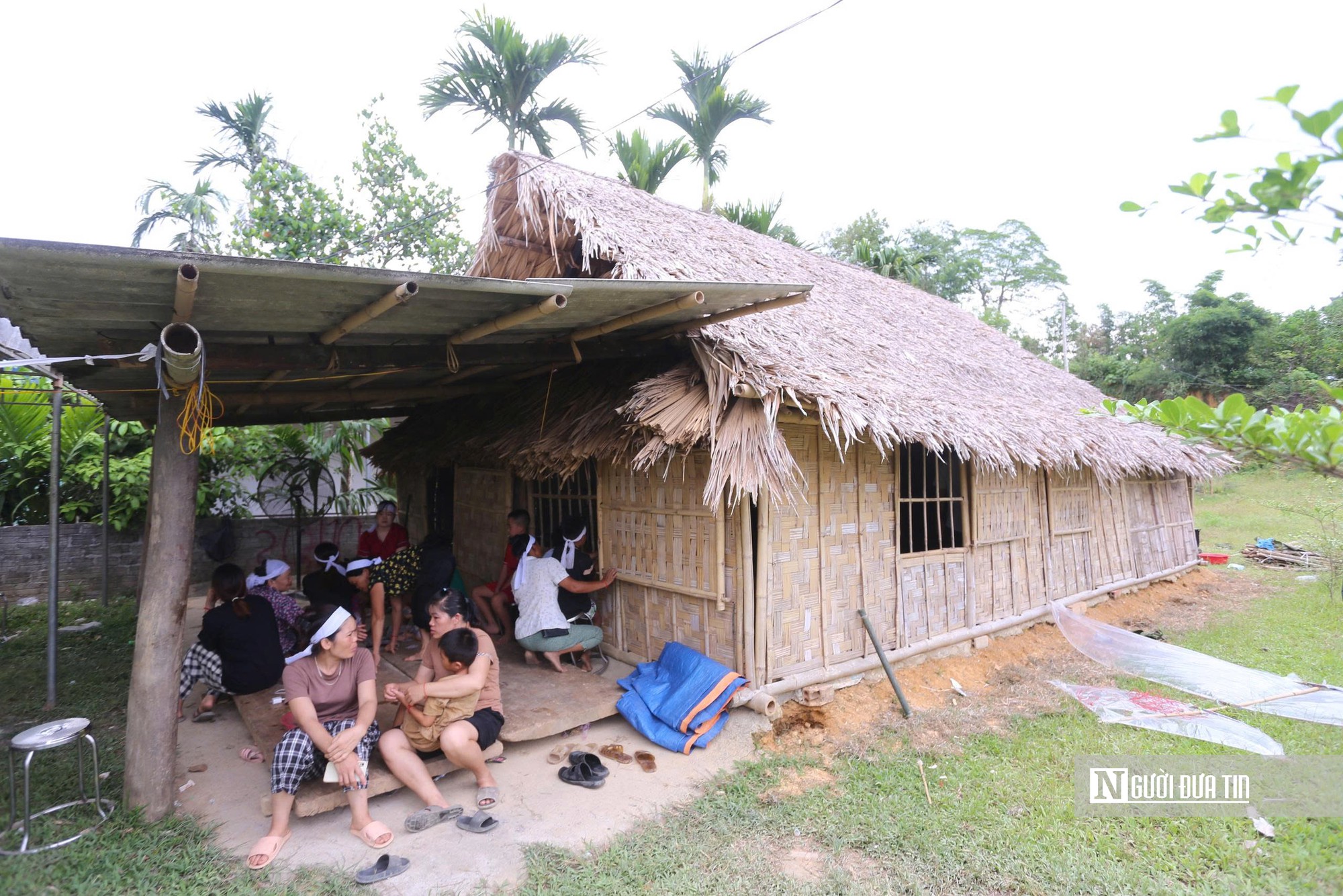 Vụ 5 công nhân tử vong ở trại lợn: Vợ trẻ, con thơ ở trong căn nhà tranh, cách nứa nhìn di ảnh chồng - Ảnh 2.