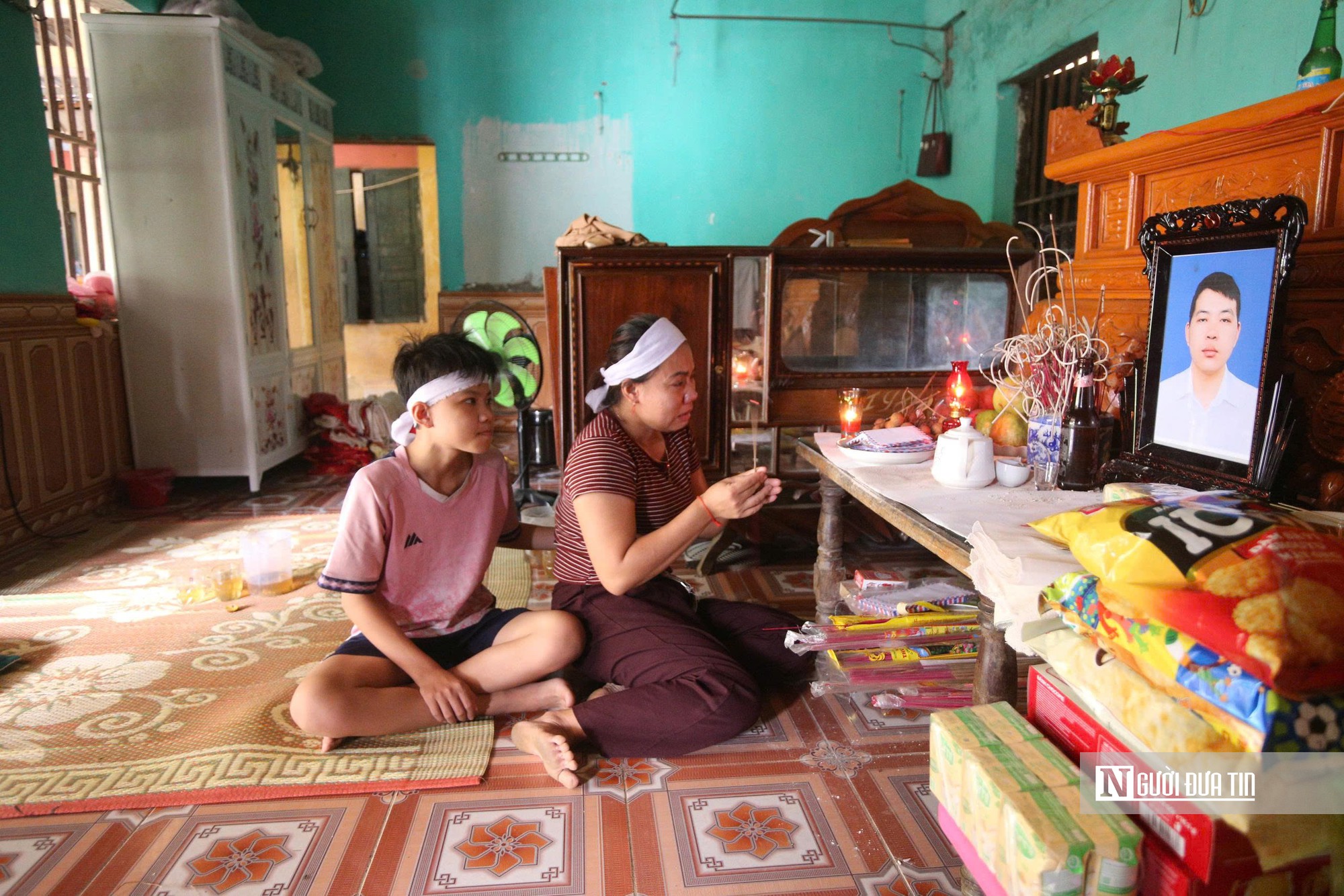 Vụ 5 công nhân tử vong ở trại lợn: Vợ trẻ, con thơ ở trong căn nhà tranh, cách nứa nhìn di ảnh chồng - Ảnh 4.