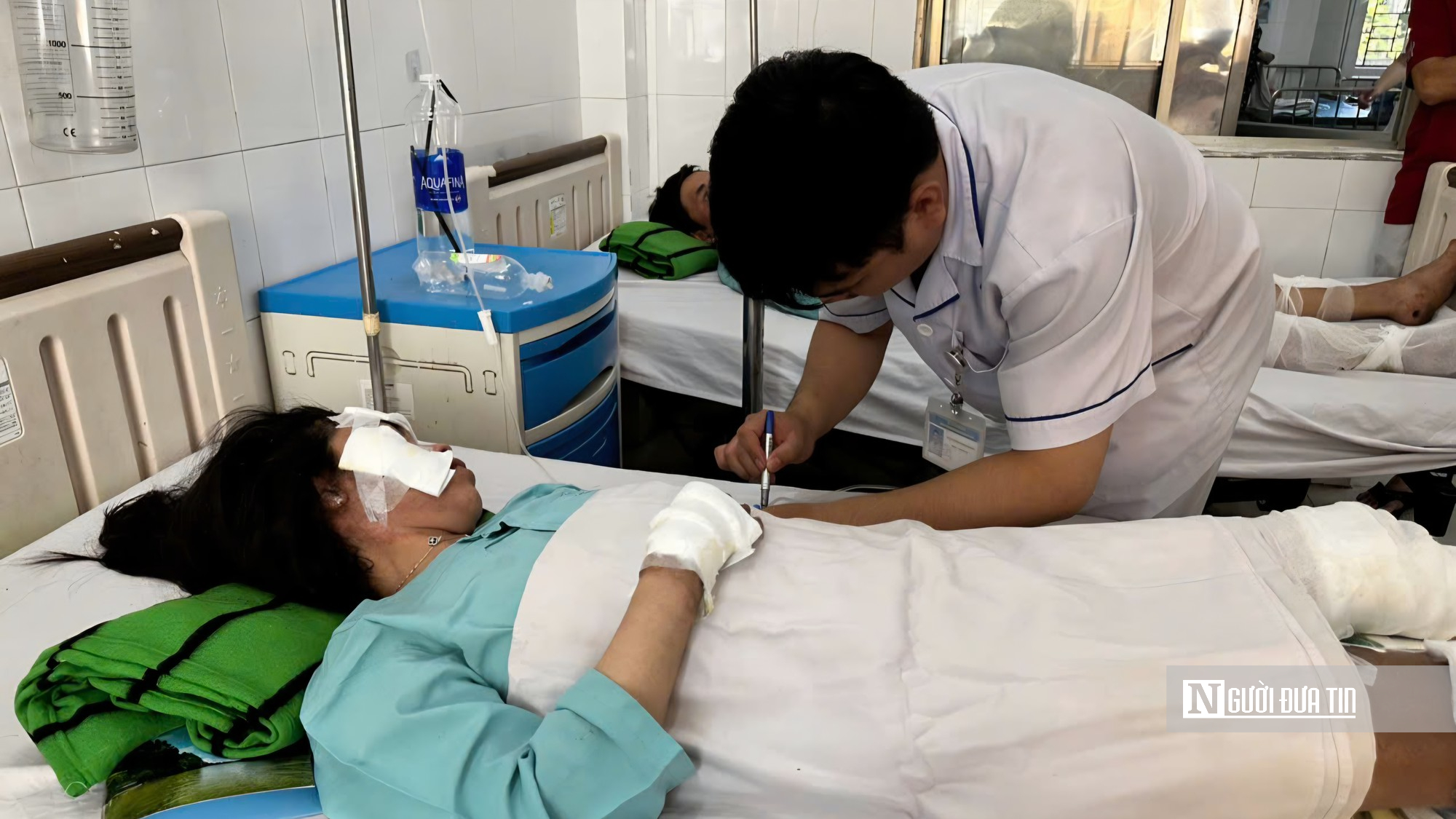 Chạy đua cứu nạn sau biển lửa xe kh&aacute;ch ở Đồng Nai- Ảnh 2.