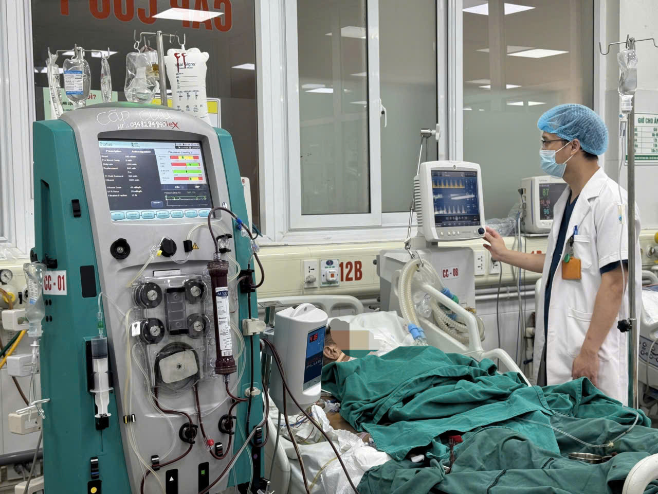 Uống rượu rồi về ngủ cụ ông 64 tuổi hôn mê, suy đa tạng - Ảnh 1.