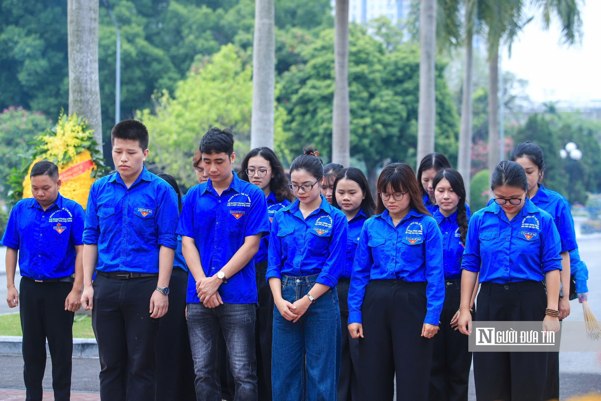 Tuổi trẻ Hội Luật gia Việt Nam dâng hương tri ân các anh hùng liệt sĩ - Ảnh 1.