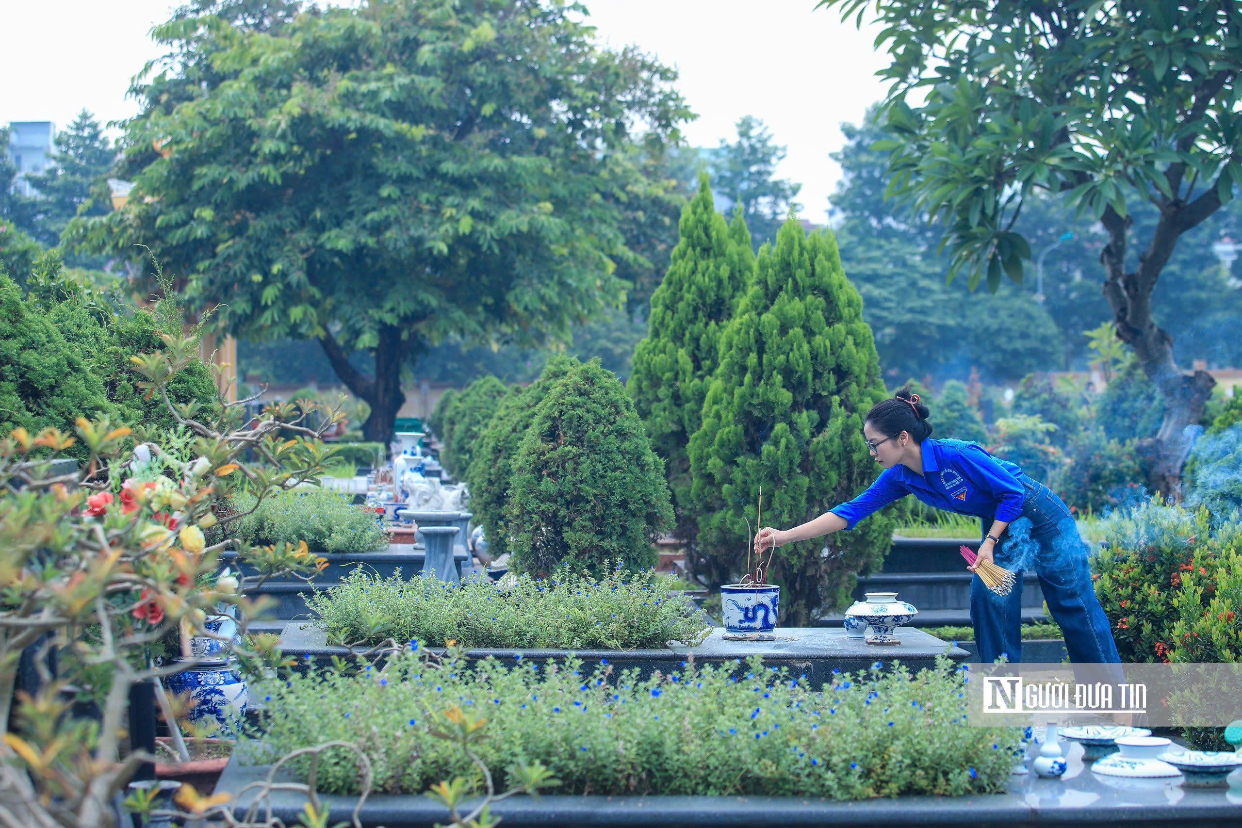 Tuổi trẻ Hội Luật gia Việt Nam dâng hương tri ân các anh hùng liệt sĩ - Ảnh 4.