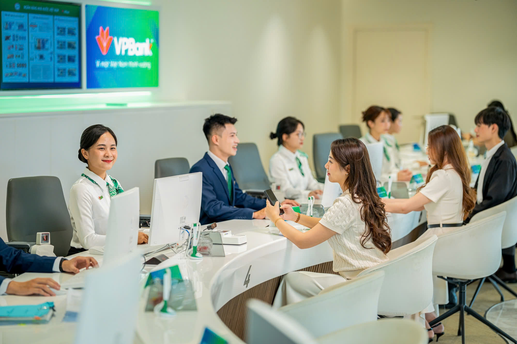 Thu nhập bình quân nhân viên VPBank sụt giảm, đạt trên 30 triệu đồng/tháng- Ảnh 1.
