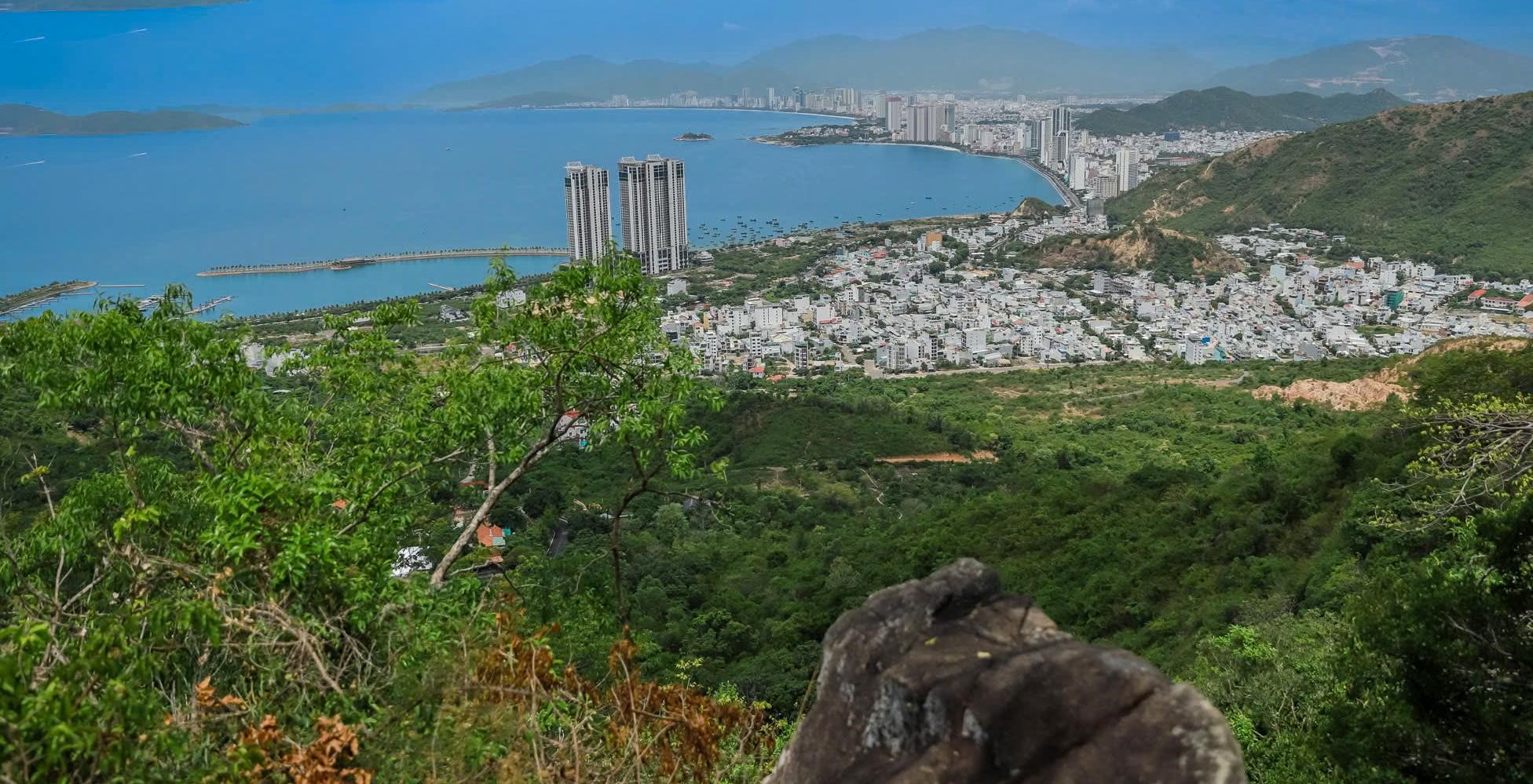 Chạy từ biển lên núi Cô Tiên: kiểu ‘đổi gió’ khi du lịch Nha Trang - Ảnh 1.