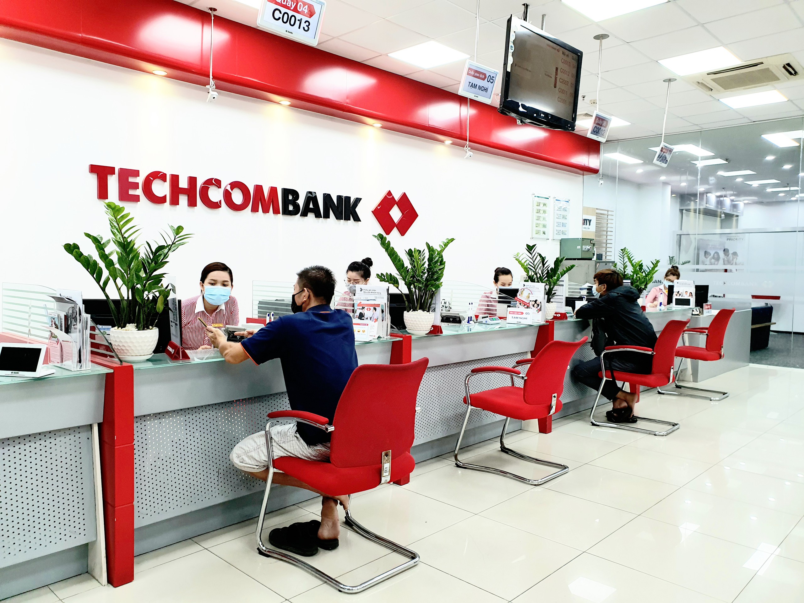 Techcombank báo lãi cao kỷ lục, nhân viên có thu nhập bình quân 46 triệu đồng/tháng - Ảnh 1.