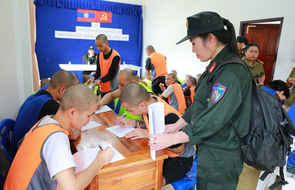 C&ocirc;ng an Việt Nam sang L&agrave;o triệt ph&aacute; ổ lừa đảo qua VNeID, qu&eacute;t m&atilde; QR - Ảnh 4.