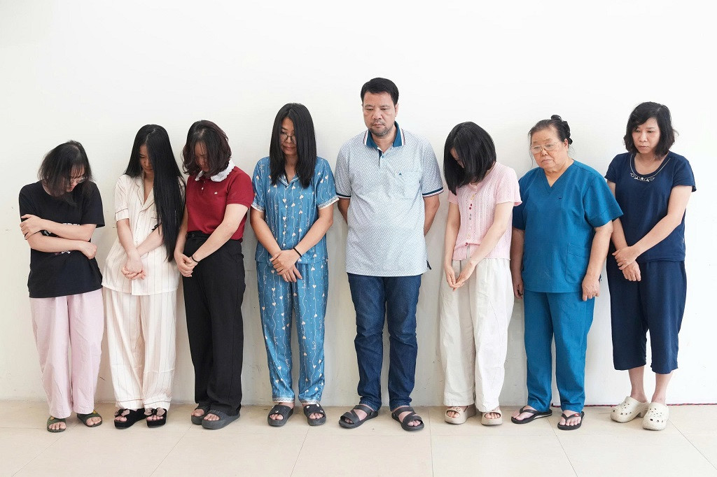 Khởi tố nh&oacute;m người bơm sữa đậu n&agrave;nh v&agrave;o niệu đạo, tạo dịch giả mủ để 'vẽ bệnh' - Ảnh 2.