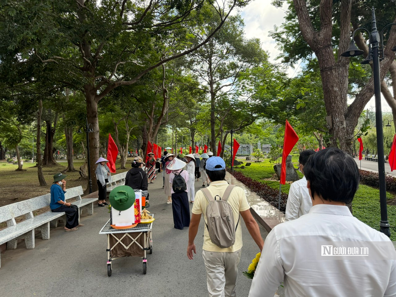 Dòng người tri ân trên mảnh đất thiêng Côn Đảo - Ảnh 2.