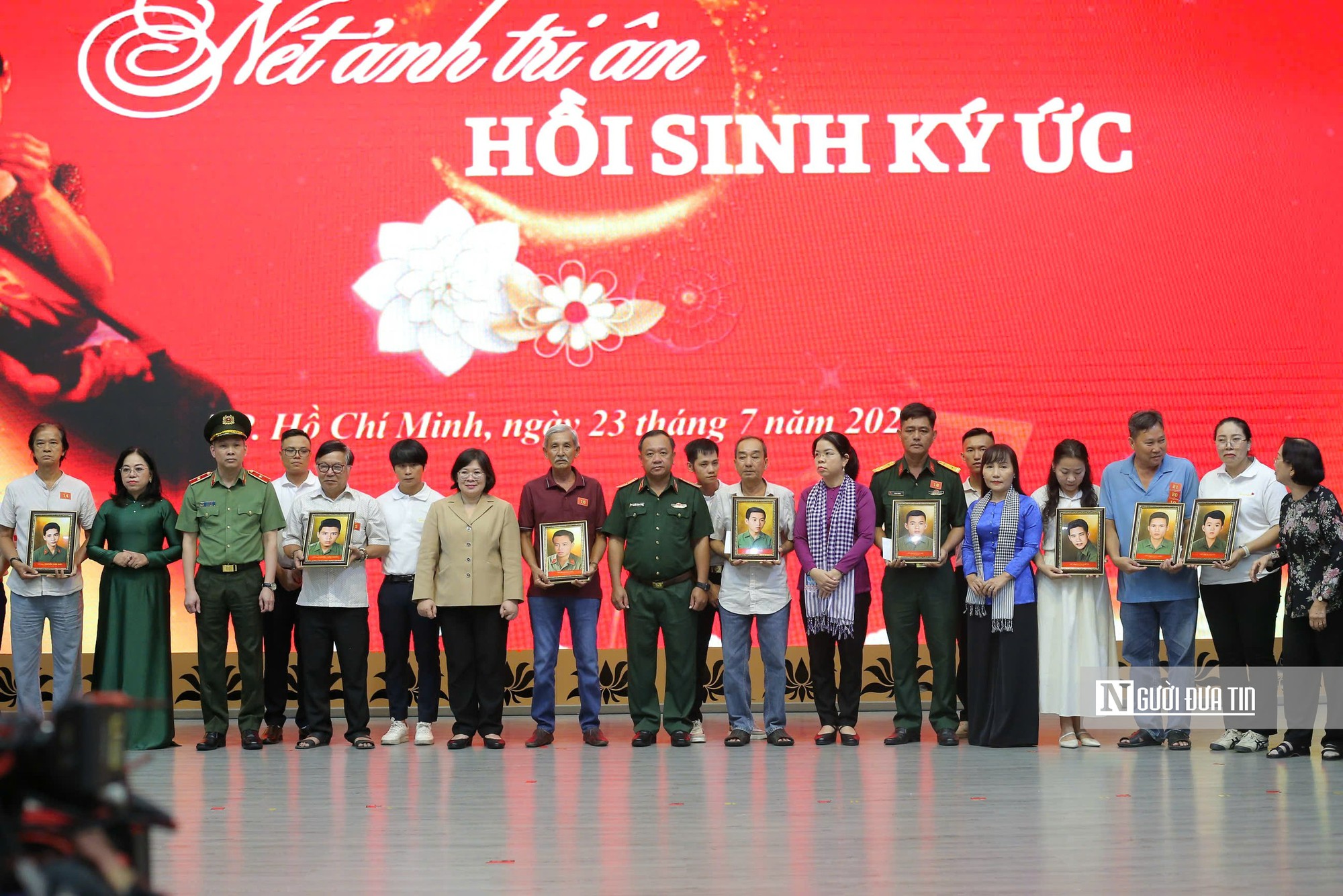 Tấm ảnh sau gần 60 năm và giọt nước mắt của người vợ liệt sĩ: Tri ân những "người giữ lửa" sau chiến tranh - Ảnh 1.