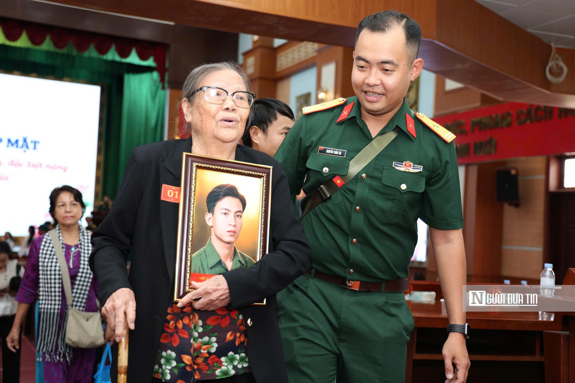 Tấm ảnh sau gần 60 năm và giọt nước mắt của người vợ liệt sĩ: Tri ân những "người giữ lửa" sau chiến tranh - Ảnh 2.