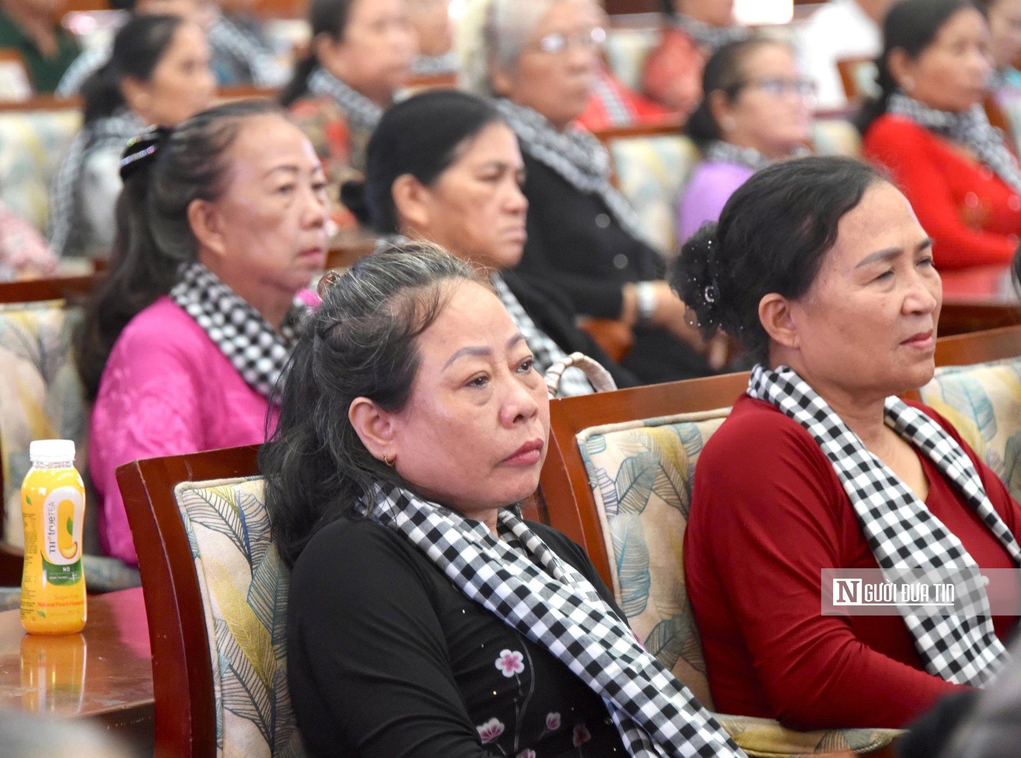 Tấm ảnh sau gần 60 năm và giọt nước mắt của người vợ liệt sĩ: Tri ân những "người giữ lửa" sau chiến tranh - Ảnh 7.