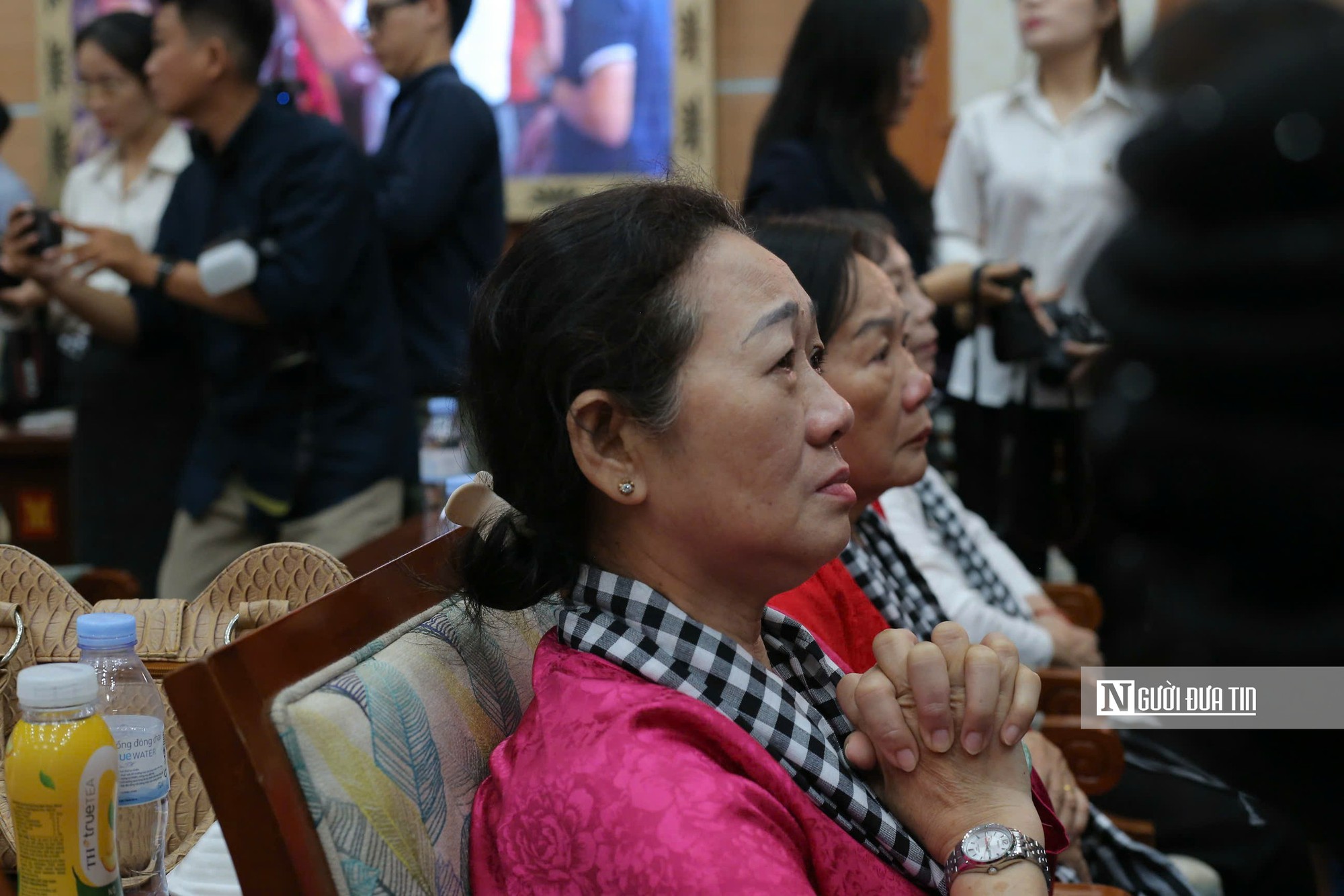 Tấm ảnh sau gần 60 năm và giọt nước mắt của người vợ liệt sĩ: Tri ân những "người giữ lửa" sau chiến tranh - Ảnh 9.
