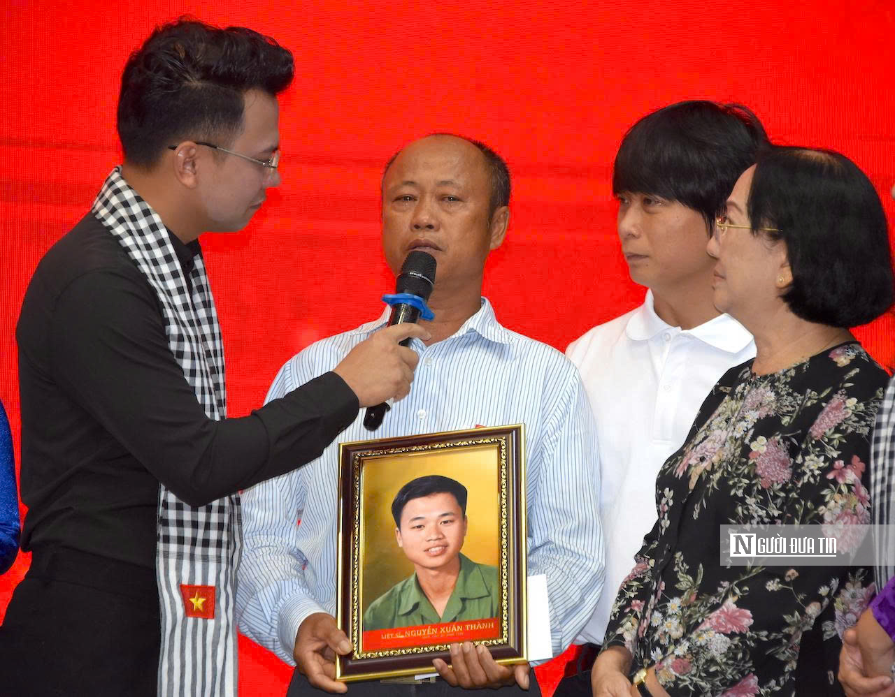Tấm ảnh sau gần 60 năm và giọt nước mắt của người vợ liệt sĩ: Tri ân những "người giữ lửa" sau chiến tranh - Ảnh 12.
