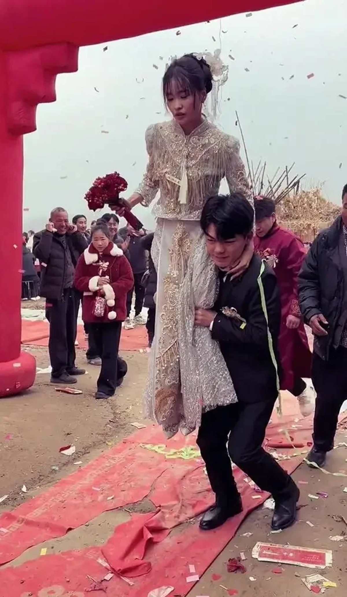Vừa thấy cô dâu, chú rể làm điều bất ngờ khiến hai họ 