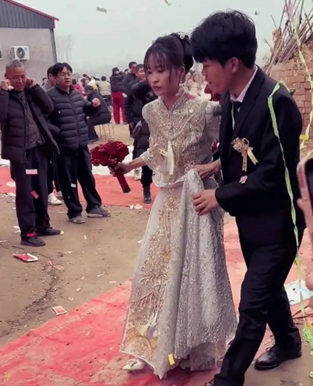 Vừa thấy cô dâu, chú rể làm điều bất ngờ khiến hai họ 
