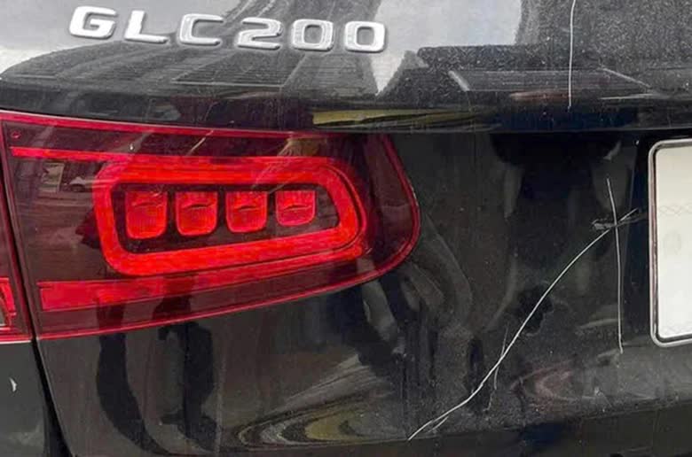 Vụ người phụ nữ hầu t&ograve;a v&igrave; đập ph&aacute; Mercedes GLC 200: Xuất hiện t&igrave;nh tiết mới, y&ecirc;u cầu điều tra bổ sung- Ảnh 2.