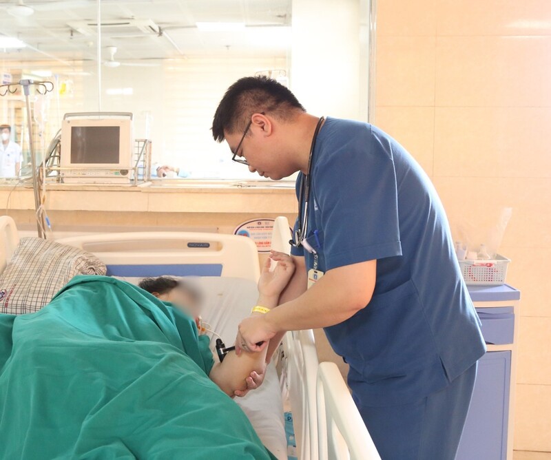 Thiếu niên 15 tuổi bị đột quỵ trong nhà vệ sinh, bác sĩ cảnh báo dấu hiệu không nên bỏ qua - Ảnh 2.