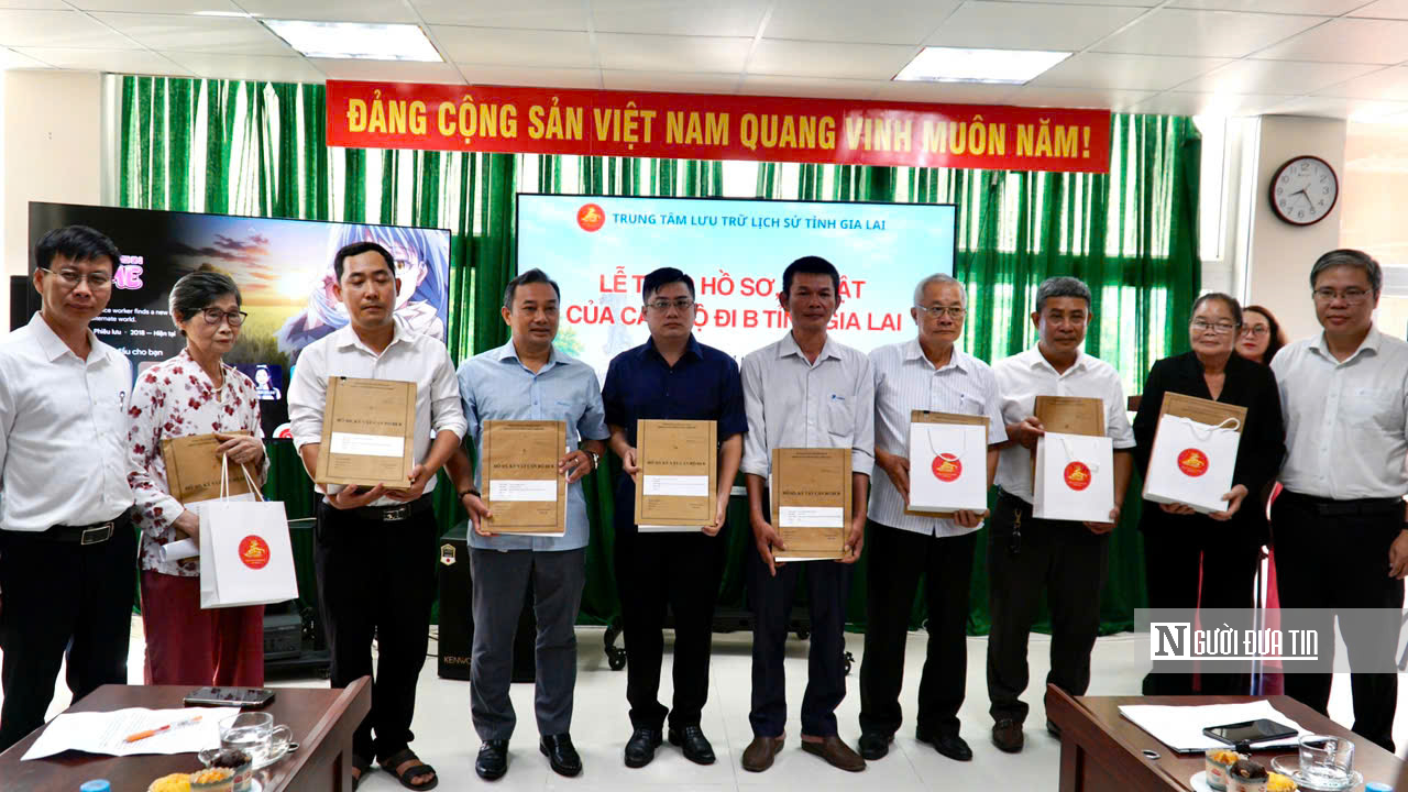 "Được tận tay chạm vào kỷ vật của cha" - Ảnh 2.