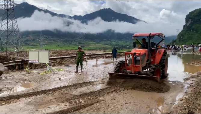 Mưa lớn dồn dập, Mường Than ngập trong đất đá, hàng loạt điểm nguy cơ lũ quét - Ảnh 1.