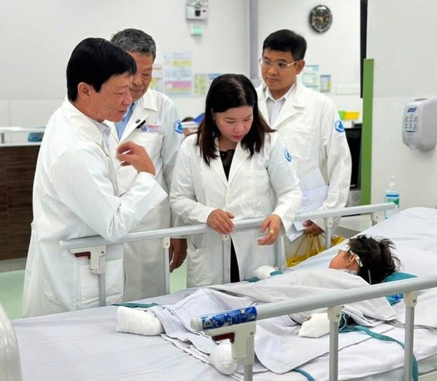 Vụ ch&aacute;y xe kh&aacute;ch ở Đồng Nai: Một bệnh nhi sẽ được phẫu thuật cắt lọc, gh&eacute;p da - Ảnh 1.